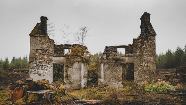 Ilustrasi bangunan terbengkalai (unsplash)