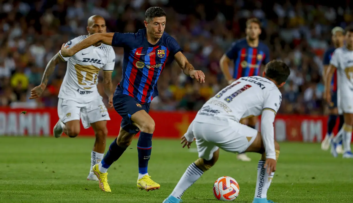 Berkat aksi gemilangnya tersebut Robert Lewandowski dinobatkan sebagai pemain terbaik (MVP) dalam laga eksibisi yang telah berlangsung sejak tahun 1966 untuk memberi penghormatan kepada pendiri, eks pemain dan Presiden Barcelona, Joan Gamper. (AP/Joan Monfort)