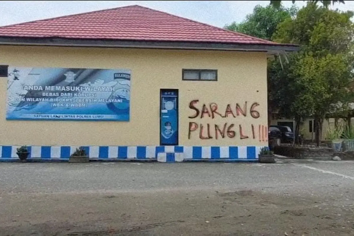 Aksi Vandalisme anggota polisi aktif di Markas Polres Luwu (Liputan6.com/Istimewa)