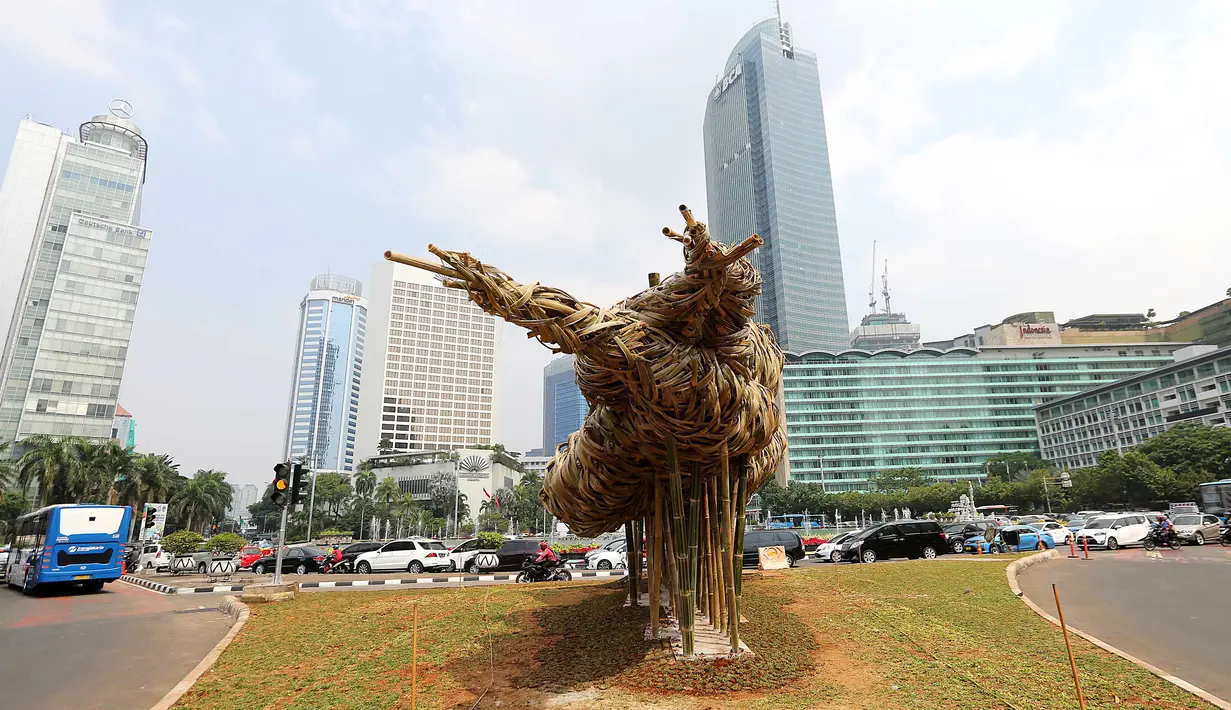 Sebuah instalasi bambu menghiasi kawasan Bundaran HI, Jakarta, Rabu (15/8). Instalasi bambu tersebut dibuat ditekuk-tekuk dengan bentuk seperti bunga matahari. (Liputan6.com/Fery Pradolo)