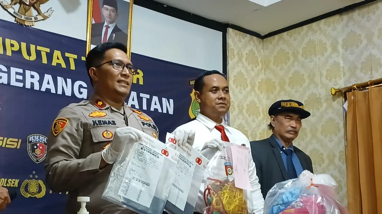Polisi menemukan bukti baru soal kasus bunuh diri satu keluarga di Ciputat Timur, Kota Tangerang Selatan (Tangsel) diduga karena terjerat judi online.
