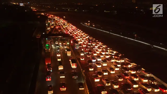 Kepadatan Kendaraan di Gerbang Tol Cikarang Utama