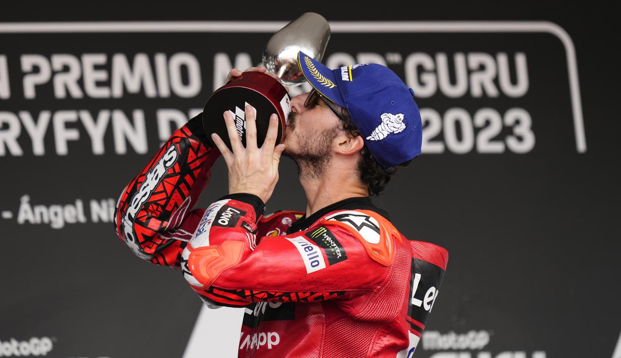 Pembalap Ducati Lenovo Team, Pecco Bagnaia, melakukan selebrasi setelah berhasil meraih kemenangan dalam balapan MotoGP Spanyol 2023 di Sirkuit Jerez pada Minggu (30/4/2023). (AP Photo/Jose Breton)