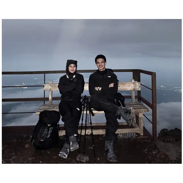 6 Potret Rey Mbayang dan Dinda Hauw Hiking ke Gunung Fuji, Rayakan Anniversary ke-5