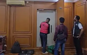Cerita di Balik Penggeledahan: Brankas, Emas dan Koper Berisi Uang