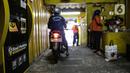 Mesin tiket untuk parkir sepeda motor di Soul Parking, Kebon Kacang, Jakarta, Jumat (21/1/2022). Tempat parkir vertikal tersebut menerapkan sistem teknologi Compact Motor Storage atau sistem rak bersusun dengan lift barang. (Liputan6.com/Faizal Fanani)