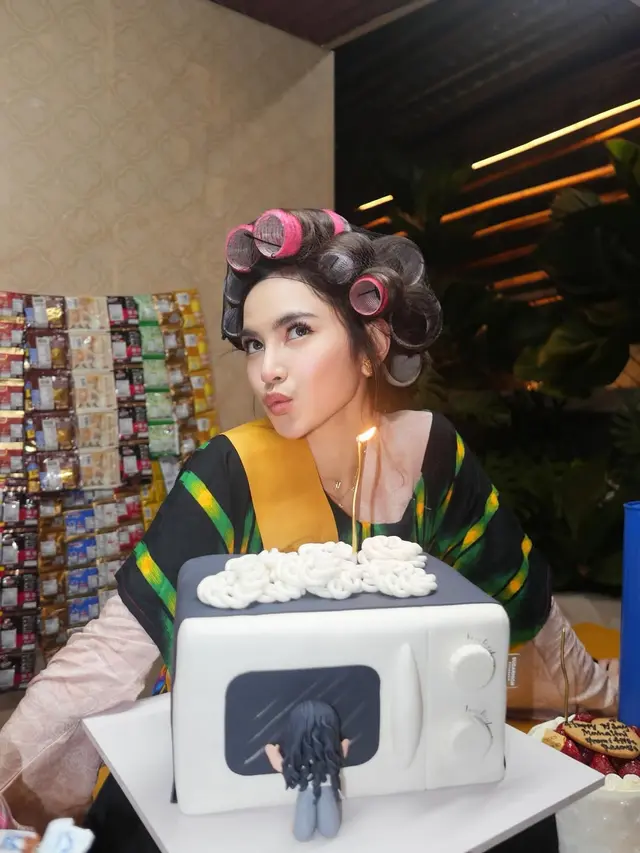 7 Potret Warung Ceu Lini di Ultah Mahalini ke-26, Ada Kue Microwave Unik