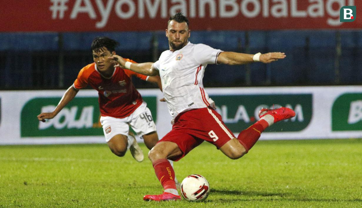 Pemain Persija Jakarta, Marko Simic (kanan) menendang bola kearah gawang Borneo FC Samarinda dalam pertandingan Babak Penyisihan Grup B Piala Menpora 2021 di Stadion Kanjuruhan, Malang. Sabtu (27/3/2021). (Bola.com/Ikhwan Yanuar)