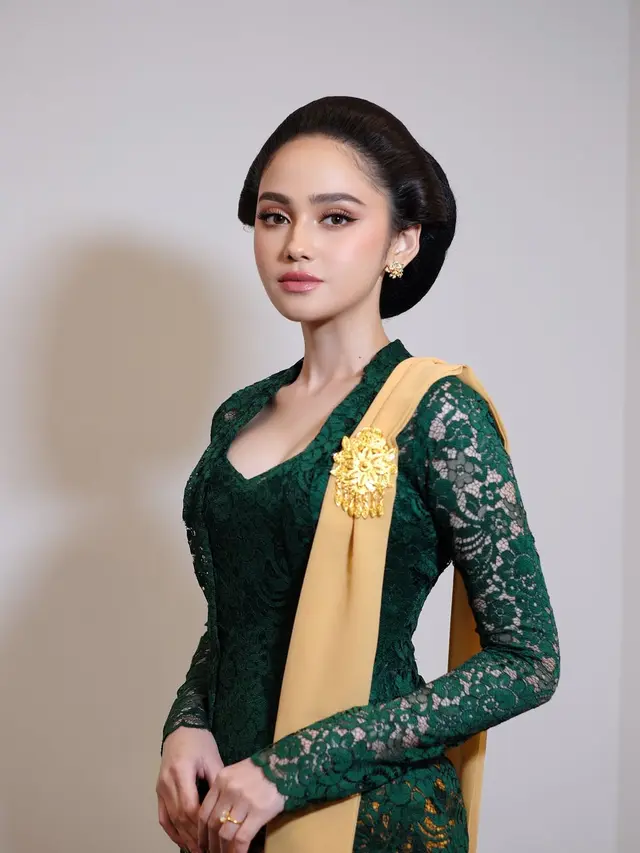 Potret Syifa Hadju Pakai Kebaya Hijau Renda dengan Sanggul