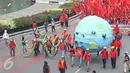 Massa buruh dari KASBI membawa gurita raksasa, bola dunia dan tikus pada peringatan May Day di Bundaran HI, Jakarta, Senin (1/5). Replika gurita itu dianggap simbol penghisap sumber daya alam yang ada di Indonesia. (Liputan6.com/Angga Yuniar)