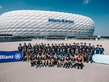Peserta Allianz Explorer Camp Football 2019 berfoto bersama di depan Stadion Allianz Arena, Munchen, Jerman, Jumat (23/8). Allianz Indonesia mengirimkan dua pesepak bola muda berbakat ke Jerman. (Dokumentasi Allianz)
