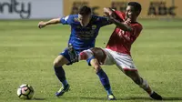 Gelandang Persib, Shohei Matsunaga, berebut bola dengan gelandang Persija, Ramdani Lestaluhu, pada laga Liga 1 di Stadion GBLA Bandung, Jawa Barat, Sabtu (22/7/2017). Kedua klub bermain imbang 1-1. (Bola.com/Vitalis Yogi Trisna)