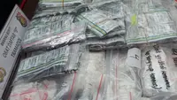 Barang bukti dalam kasus peredaran obat tanpa izin di Polda Metro Jaya, Jakarta, Kamis (7/2). Polisi menyita 7.797 butir tramadol, 4.116 butir Hexymer, 20 butir alprazolam, 440 butir trihexphenidyl dan 630 butir double LL. (Liputan6.com/Herman Zakharia)