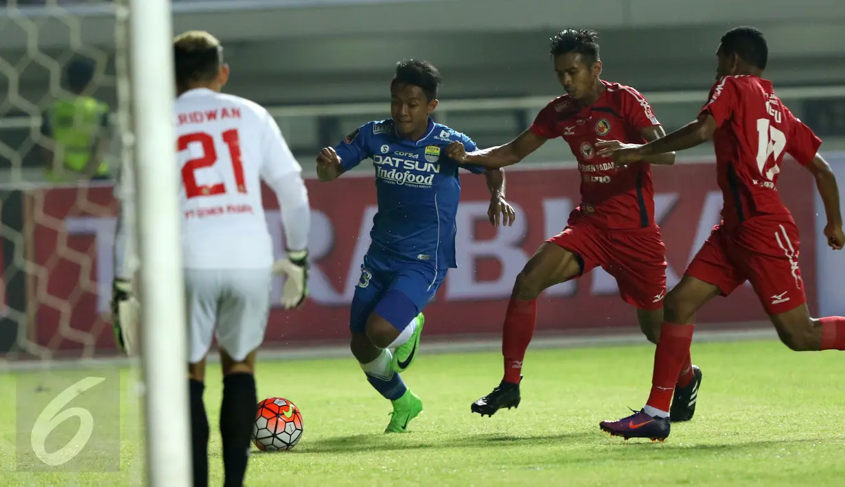 Gelandang Persib, Febri Hariyadi (kedua kanan) berusaha lolos dari kawalan pemain Semen Padang di laga perebutan tempat ketiga Piala Presiden 2017 di Stadion Pakansari, Kab Bogor, Sabtu (11/3). Persib menang 1-0. (Liputan6.com/Helmi Fithriansyah) 