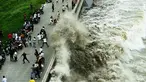 Gelombang air pasang menghantam penghalang di tepi Sungai Qiantang di Hangzhou, provinsi Zhejiang, Tiongkok, 4 Oktober 2016. Meski berbahaya, wisatawan gemar berkumpul untuk menyaksikan fenomena ini. (REUTERS)