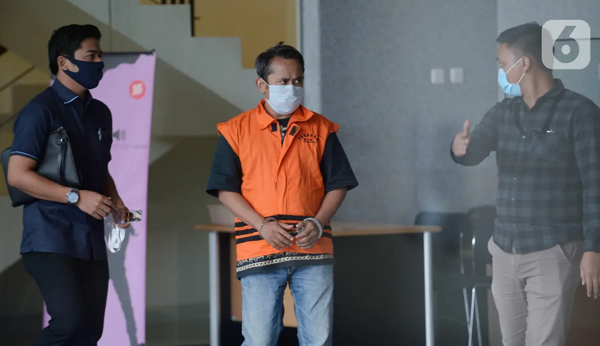 Direktur Utama PT Glori Karsa Abadi, Rahadian Azhar dikawal petugas usai menjalani pemeriksaan pertama pasca penahanan di Gedung KPK, Jakarta, Jumat (8/5/2020). Rahadian diperiksa sebagai tersangka terkait dalam kasus suap pemberian fasilitas di Lapas Sukamiskin, Bandung. (merdeka.com/Dwi Narwoko)