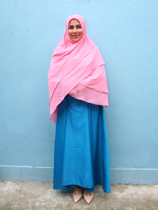 Cinta pun menceritakan soal tato ditubuhnya yang perlahan mulai dihapus. Meski menurutnya dari beberapa kajian boleh tidak menghapusnya, namun Cinta tetap melakukan karena ada anastesi. (Nurwahyunan/Bintang.com)