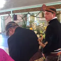 Nicholas Saputra di acara Acara Mangkunegara X. [Foto: Twitter/txtaboutnicsap]