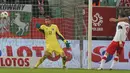 Penyerang Polandia Robert Lewandowski (kedua kanan) saat mencetak gol ke gawang Bosnia dan Herzegovina dalam pertandingan UEFA Nations League di Wroclaw, Polandia, Rabu (14/10/2020). Polandia menang 3-0 atas Bosnia dan Herzegovina. (AFP Photo/Janek Skarzynski)