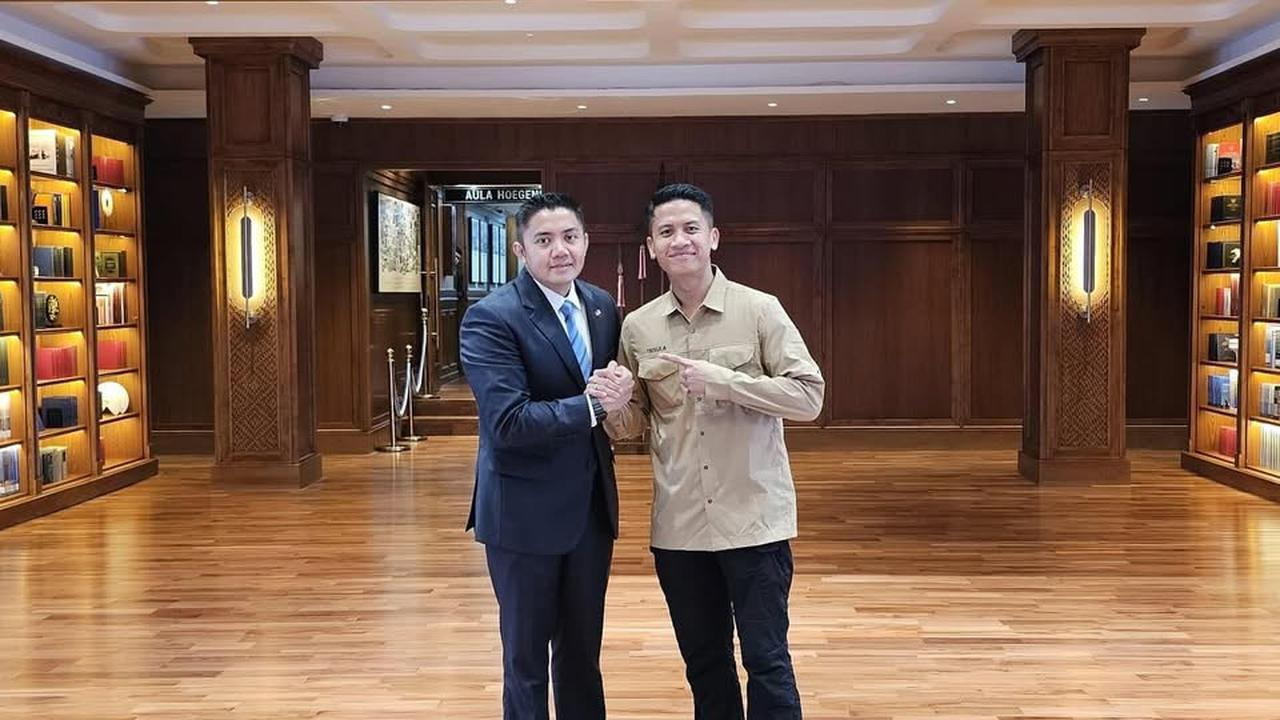 Ajudan Jokowi Nyemil Santai sama Letkol Teddy Indra di Ruang Seskab, Diantar Keliling Kantor Agar Tak Nyasar