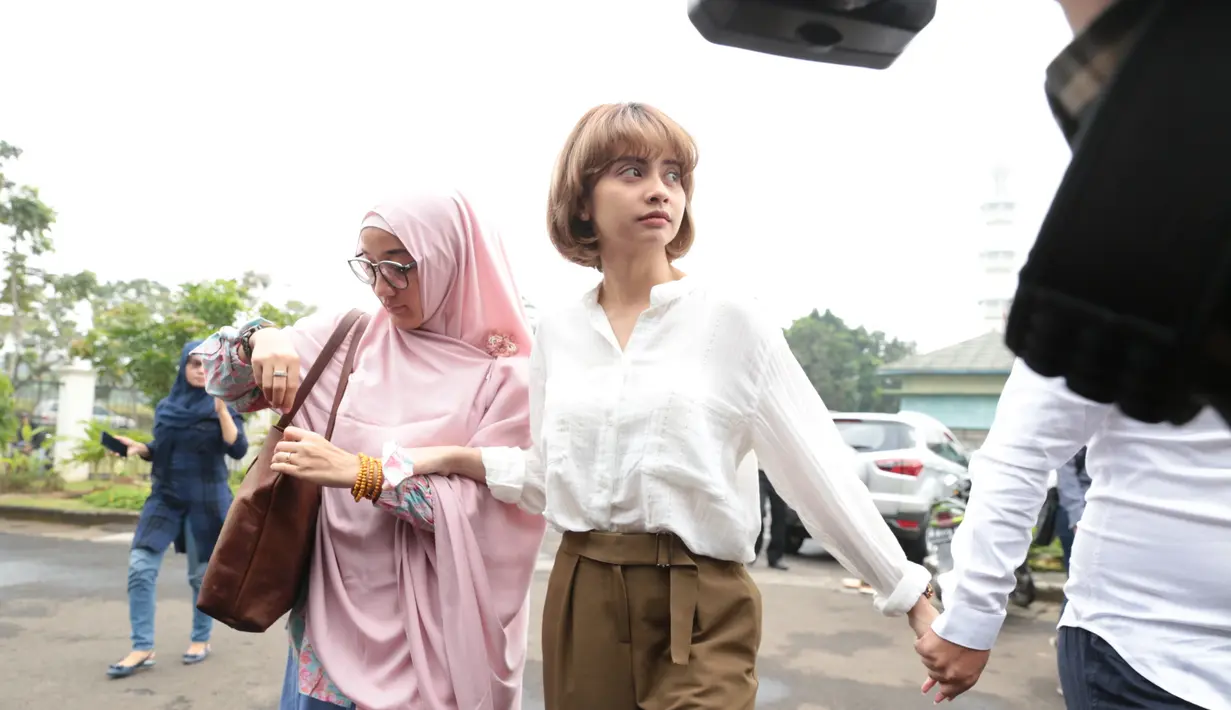 "Dari pihak suami mempertahankan, kita ada obrolan kemungkinan akan begini-begini, ini bukan egois, selama setahun kita bisa nilai apa sih yang terbaik buat kita. Kondisi rumah juga kalo suasana dingin nggak enak," tambah Tiwi. (Adrian Putra/Bintang.com)