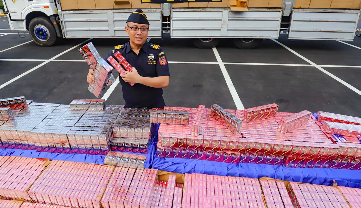 Petugas Direktur Jenderal Bea dan Cukai menunjukkan barang bukti hasil penindakan rokok ilegal di Kantor Pusat DJBC, Jakarta, Selasa (9/6/2026). (merdeka.com/Arie Basuki)