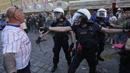 Para polisi berusaha meredakan kericuhan antar fans menjelang laga final Conference League 2024/2025 antara Real Betis melawan Chelsea di sekitar restoran kota Wroclaw, Polandia, Selasa (27/05/2025) waktu setempat. (AP Photo/Czarek Sokolowski)