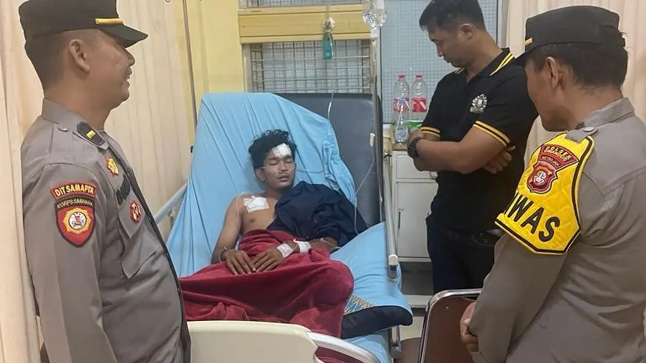 Anggota Polsek Cimanggis mendatangi korban di rumah sakit usai menjadi korban penusukan di Terminal Jatijajar, Tapos, Kota Depok (Istimewa)