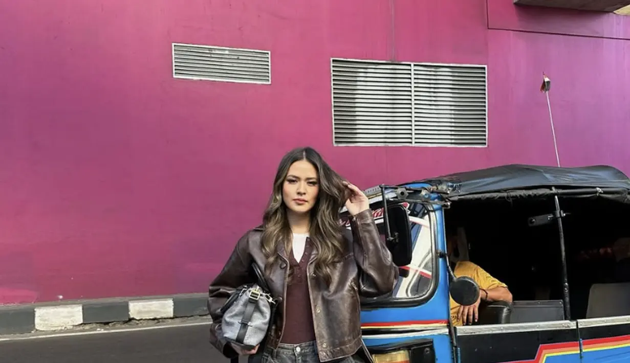 Raisa tampil memikat dengan gaya maskuli menggunakan jaket kulit. [Instagram/ Raisa]