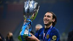 Posisi Matteo Darmian terpinggirkan ketika Jose Mourinho melatih MU. Ia pun hijrah ke Inter Milan dan mendapatkan gelar scudetto dengan menghentikan dominasi Juventus. Terbaru, sang bek sayap ini juga membantu Inter memenangkan Supercoppa Italiana 2021. (AFP/Miguel Medina)