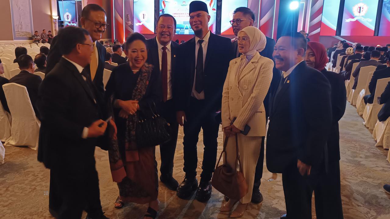 Momen Titiek Soeharto Pose Bareng Ahmad Dhani & Mulan Jameela di Acara Pemantapan Caleg DPR RI Terpilih 2024