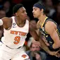 Pebasket New York Knicks, RJ Barrett (kiri) berebut bola dengan pebasket Indiana Pacers, Andrew Nembhard pada laga yang berlangsung di Madison Square Garden, New York Citty, 11 Januari 2023. Barret merupakan salah satu pemain andalan Timnas Basket Kanada. Ia pernah meraih gelar FIBA Under-19 World Cup MVP pada 2017 silam. (AFP/Getty Images/Elsa)