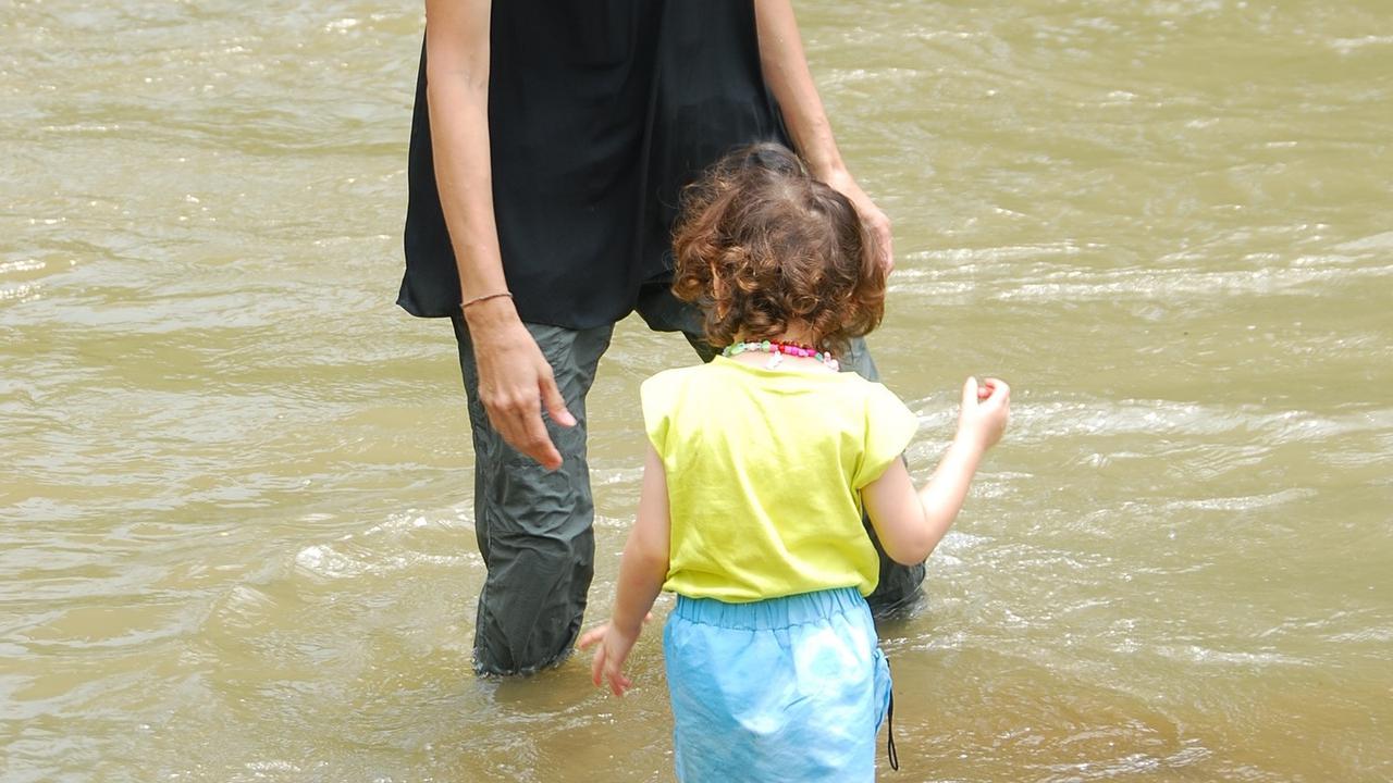 7 Potret 2 Anak Nadine Chandrawinata Diajak Main ke Sungai, Main Bareng Sambil Berendam