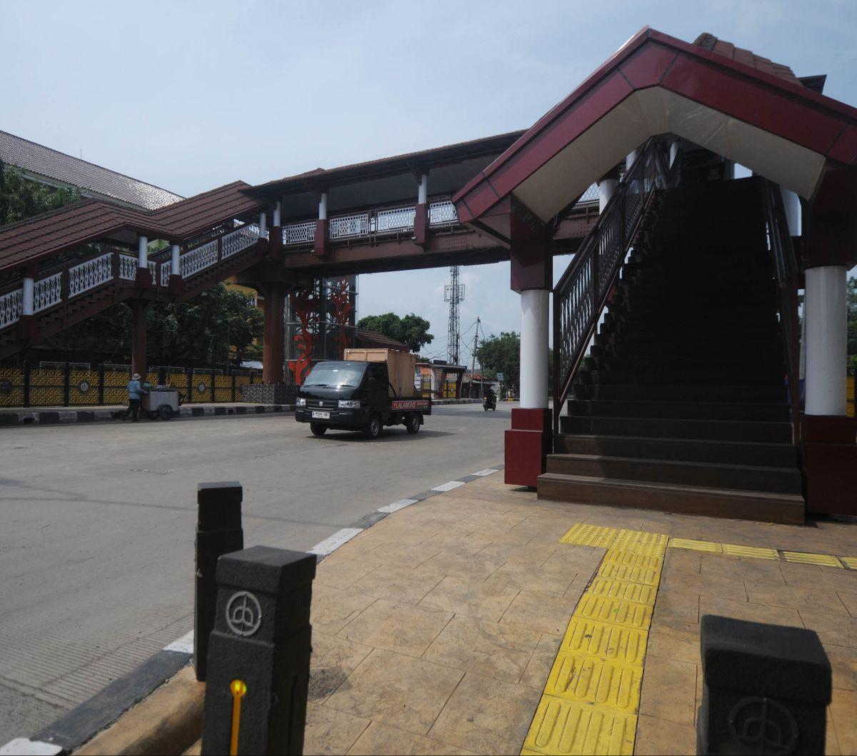 Sejumlah kendaraan melintas di dekat Jembatan Penyebrangan Orang (JPO)&nbsp;Marunda, Jalan Cilincing Bakti IV, Cilincing, Jakarta Utara, Selasa (30/4/2024). JPO yang dibangun Dinas Bina Marga DKI Jakarta ini memiliki panjang 22,60 meter dan tinggi tujuh m