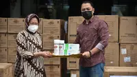 Wali Kota Surabaya Eri Cahyadi hari menerima bantuan dari Menteri Sosial Tri Rismaharini atau Risma. (Foto: Dian Kurniawan/Liputan6.com)