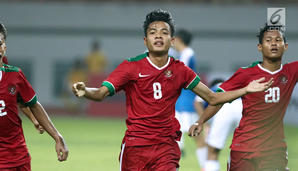 Pemain Timnas Indonesia U-16, Brylian N Dwiki Aldama melakukan selebrasi usai mencetak gol ke gawang Singapura U-16 saat laga persahabatan di Stadion Wibawa Mukti, Kab Bekasi, Kamis (8/6). Indonesia U-16 menang telak 4-0. (Liputan6.com/Helmi Fithriansyah)