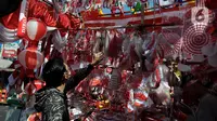 Warga membeli ragam jenis aksesoris Hari Ulang Tahun (HUT) ke-78 Republik Indonesia (RI) di Pasar Jatinegara, Jakarta, Selasa (1/8/2023). Antusiasme masyarakat menyambut HUT ke-78 RI sangat tinggi. (merdeka.com/Imam Buhori)