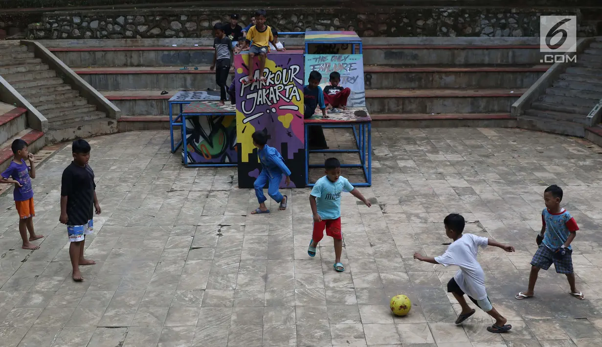 Anak-anak bermain bola di area Taman Puring , Jakarta, Jumat (11/1). Pemprov DKI Jakarta berencana merevitalisasi lima taman, diantaranya Taman Tebet, Taman Puring, Taman Tugu Tani, Taman Mataram, dan Taman Langsat. (Liputan6.com/Helmi Fithriansyah)