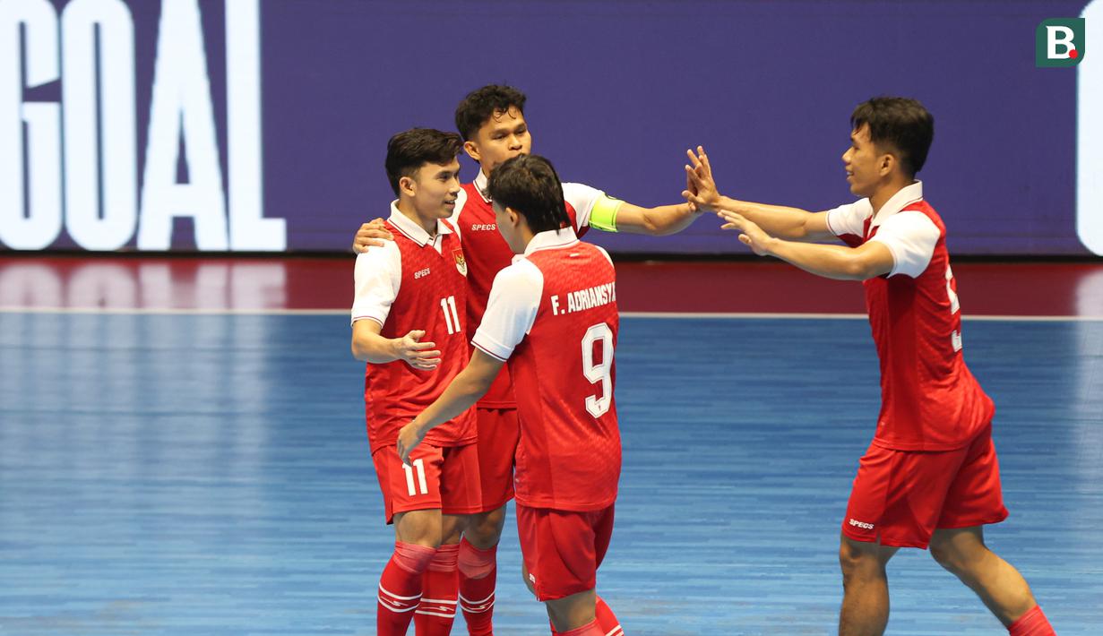 Para pemain Timnas Futsal Indonesia melakukan selebrasi gol saat berhadapan dengan Belanda pada laga lanjutan Four Nations Cup 2025 yang bergulir di Hall Basket Senayan, Jakarta, pada Sabtu (20/9/2025).