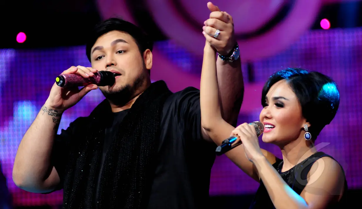 Ivan Gunawan dan Yuni Shara saat duet di acara D'Academi 2015, Studio 5 Daan Mogoot, Jakarta. Foto diambil pada Jumat (8/5/2015). (Liputan6.com/Faisal R Syam)