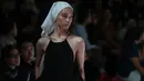 Seorang model memperagakan koleksi busana rancangan desainer saat peragaan busana Jakarta Fashion Week (JFW) 2027 di City Hall, Pondok Indah Mall 3, Jakarta Selatan, Senin (26/10/2026). Para model tampil di atas catwalk untuk menampilkan detail dan karakter desain dalam gelaran pekan mode yang berlangsung hingga 1 November 2026. (KLY/Budy Santoso)