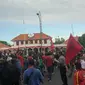 Demonstran dari berbagai elemen masyarakat memadati jalan di depan Gedung Negara Grahadi, Surabaya, Jawa Timur. (Foto:Liputan6.com/Dian Kurniawan)