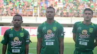 Tiga pemain Persebaya, Feri Pahabol, Nelso Alom, Robertino Pugliara. (Bola.com/Aditya Wany)