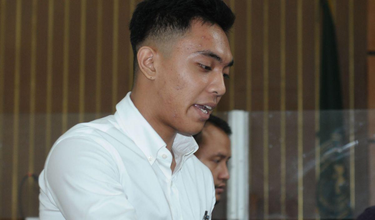 "Menjatuhkan pidana terhadap terdakwa dengan pidana penjara 12 tahun,"<br>