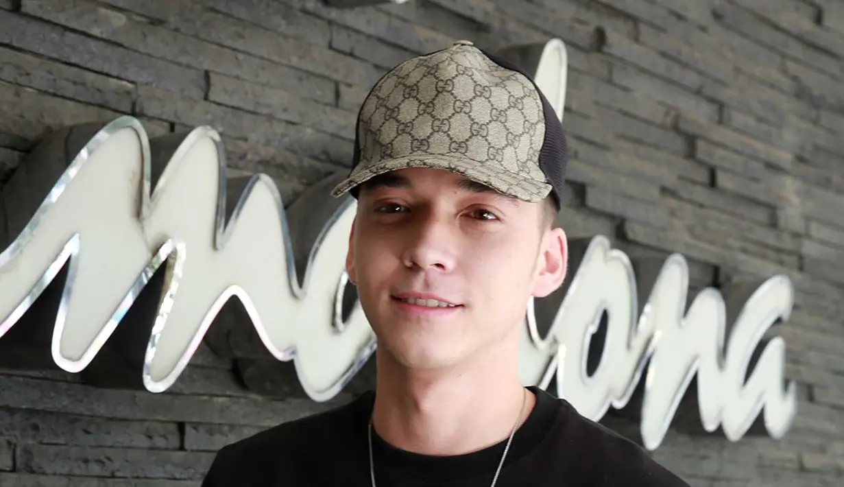 Stefan William menjelaskan hubungannya dengan Celine itu lantaran banyaknya heters yang menyerang kekasihnya itu. Ia mengakui bahwa setelah beberapa bulan pisah dengan Natasha, ia jadian dengan Celine pada Mei 2016 lalu. (Deki Prayoga/Bintang.com)