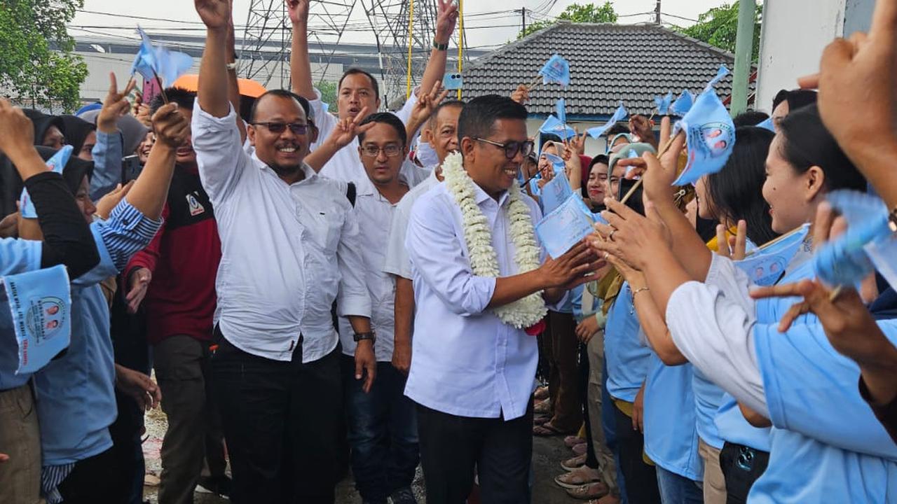 Dapat Kalungan Bunga dari Buruh PT Sejin Global Indonesia, Andra Soni Janjikan Nasib Buruh Membaik