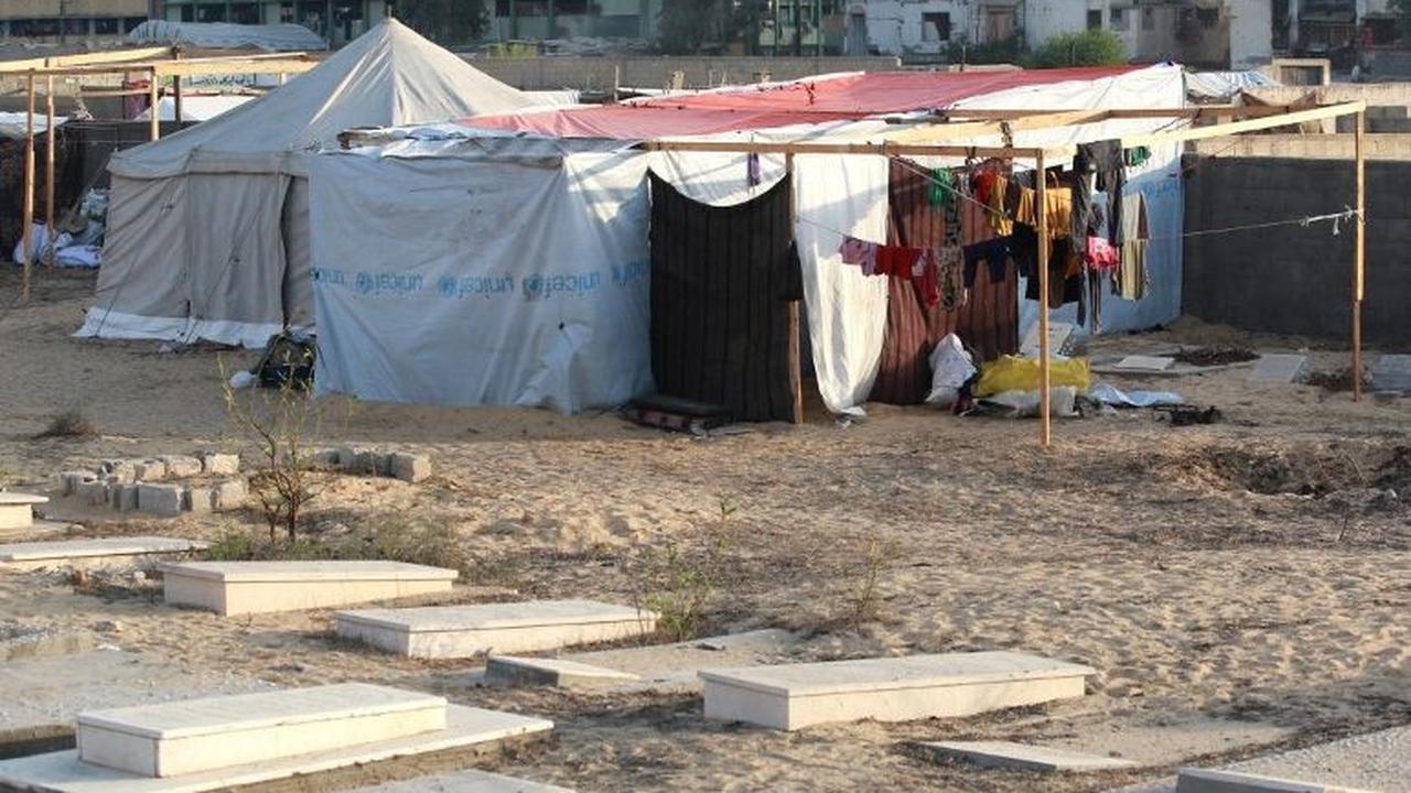 Sejumlah tenda pengungsian berdiri di sebuah kuburan di Khan Younis, Jalur Gaza, Palestina, pada Jumat (26/7/2024). Sekelompok warga Palestina yang telah kehilangan tempat aman akibat serangan udara Israel terpaksa mengungsi di sebuah kuburan. &nbsp;Foto: