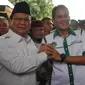 Ketua Umum Partai Gerindra Prabowo Subianto berjabat tangan dengan Sandiaga Uno saat acara pelantikan pengurus DPP APPSI di Jakarta, Selasa (22/3). Sandiaga Uno mengantikan Prabowo yang sebelumnya menjadi APPSI. (Liputan6.com/Gempur M Surya)