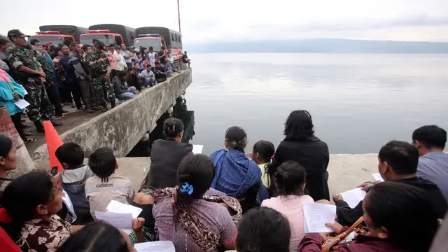 Doa Keluarga Korban Kapal Tenggelam di Danau Toba