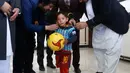 Murtaza Ahmadi (5) memakai kostum dari kantong kresek saat akan bermain sepak bola di markas Federasi Sepak Bola Afghanistan di Kabul, (2/2). Mimpi Ahmadi untuk bertemu Messi Sepertinya akan Terwujud. (REUTERS / Omar Sobhani)
